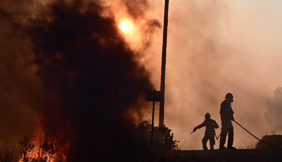 Πυροσβέστες επιχειρούν σε δασική πυρκαγιά © EUROKINISSI/ΜΙΧΑΛΗΣ ΚΑΡΑΓΙΑΝΝΗΣ