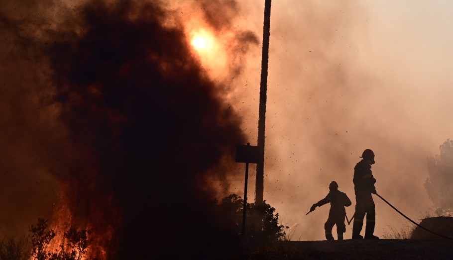 Φωτιά στη Μάνδρα: Εκτός ελέγχου το πύρινο μέτωπο