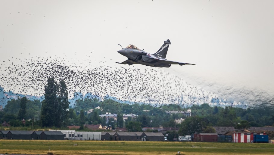 Γαλλικό μαχητικό Rafale © EPA/CHRISTOPHE PETIT TESSON