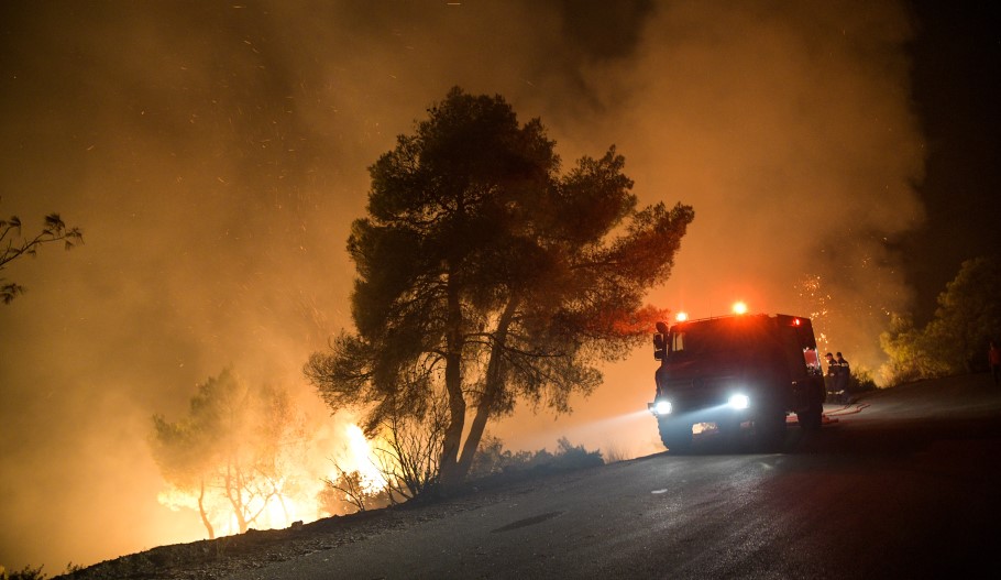 Ανεξέλεγκτη η φωτιά στη Ρόδο – Μέτωπα σε Κάρυστο, Αίγιο, Μεσσηνία