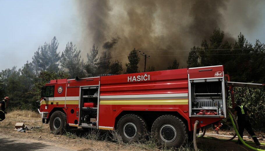 Σλοβάκοι πυροσβέστες επιχειρούν σε δασική πυρκαγιά στην Ελλάδα © EUROKINISSI/ ΒΑΣΙΛΗΣ ΡΕΜΠΑΠΗΣ