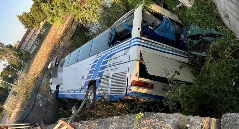 Τουριστικό λεωφορείο στη Ζάκυνθο έπεσε από γεφύρι © imerazante.gr