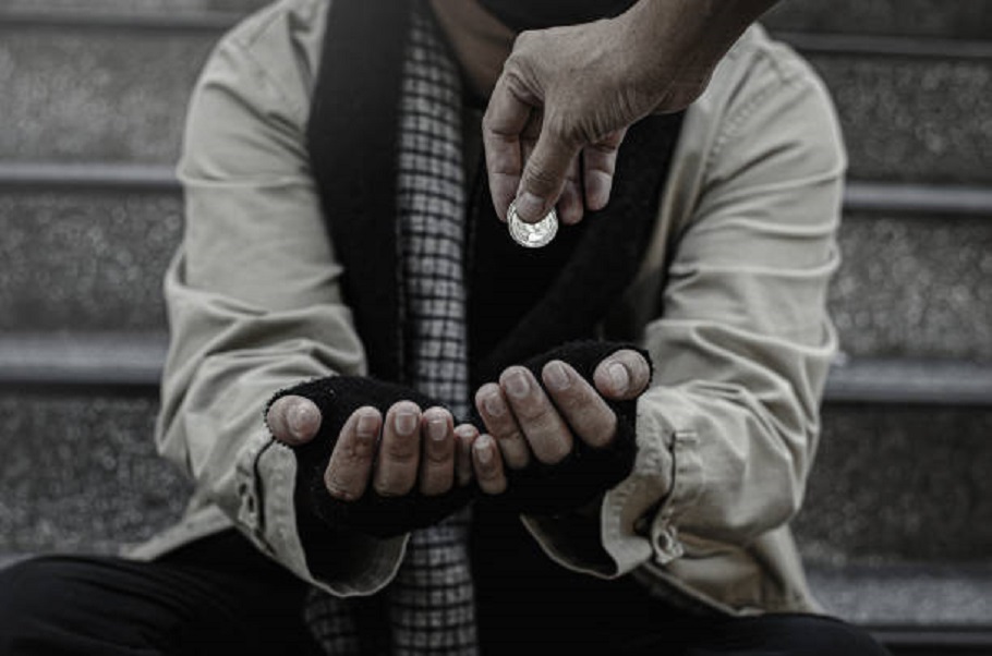 Ο διάσημος Ινδός επαίτης με περιουσία 1 εκατομμύριο δολάρια