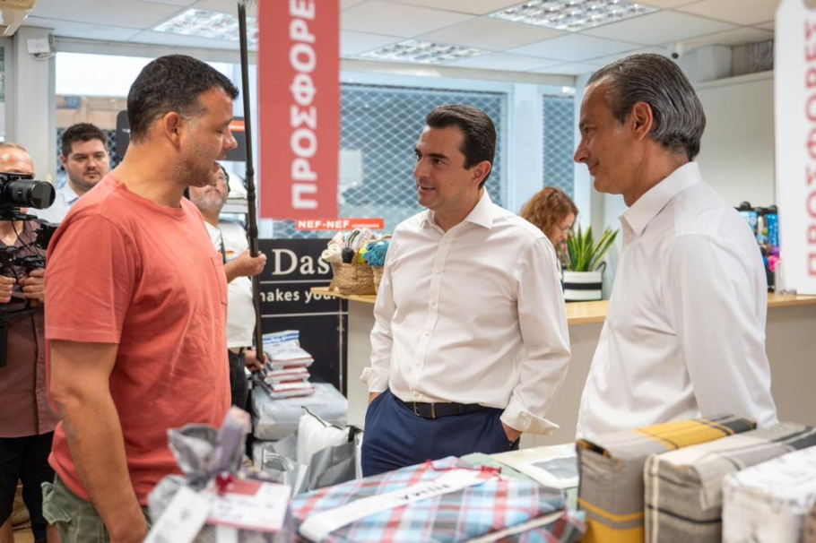 Επίσκεψη Σκρέκα στην αγορά: Θετικά τα δείγματα στις εκπτώσεις