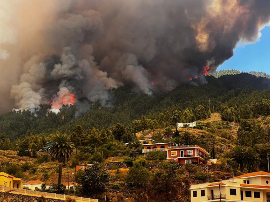 Ισπανία: Εκκενώνεται το νησί Λα Πάλμα λόγω δασικής πυρκαγιάς