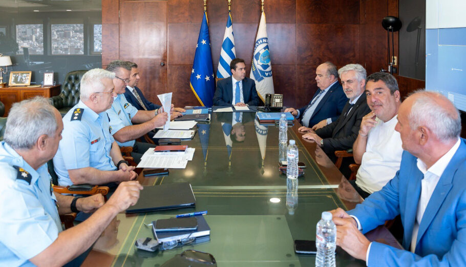 Ο υπουργός Προστασίας του Πολίτη, Νότης Μηταράκης, είχε σήμερα συνάντηση στο υπουργείο με τον πρόεδρο της ΓΣΕΒΕΕ, Γιώργο Καββαθά©twitter/Νότης Μηταράκης