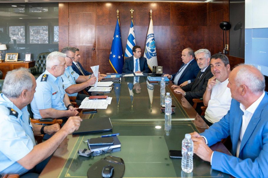 Ο υπουργός Προστασίας του Πολίτη, Νότης Μηταράκης, είχε σήμερα συνάντηση στο υπουργείο με τον πρόεδρο της ΓΣΕΒΕΕ, Γιώργο Καββαθά©twitter/Νότης Μηταράκης