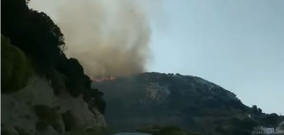 Καλύτερη εικόνα παρουσιάζει η φωτιά στην Κεραμωτή Νάξου