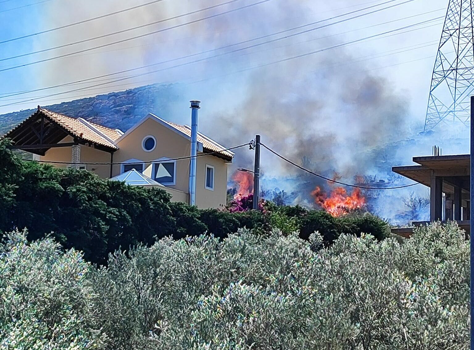 Μεγάλη φωτιά στον Νέο Κουβαρά © Facebook- Πυροπροστασία Δασών Λαυρεωτικής