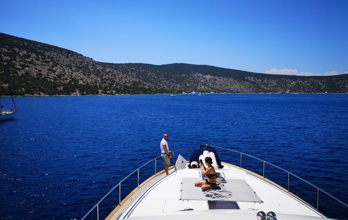 Στιγμιότυπο από το ταξίδι των Ρουμάνων δημοσιογράφων και influencers στον Σαρωνικό © ΕΟΤ