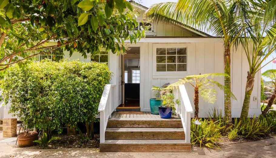 Το παραθαλάσσιο σπίτι του Άστον Κούτσερ και της Μίλα Κούνις @ Airbnb