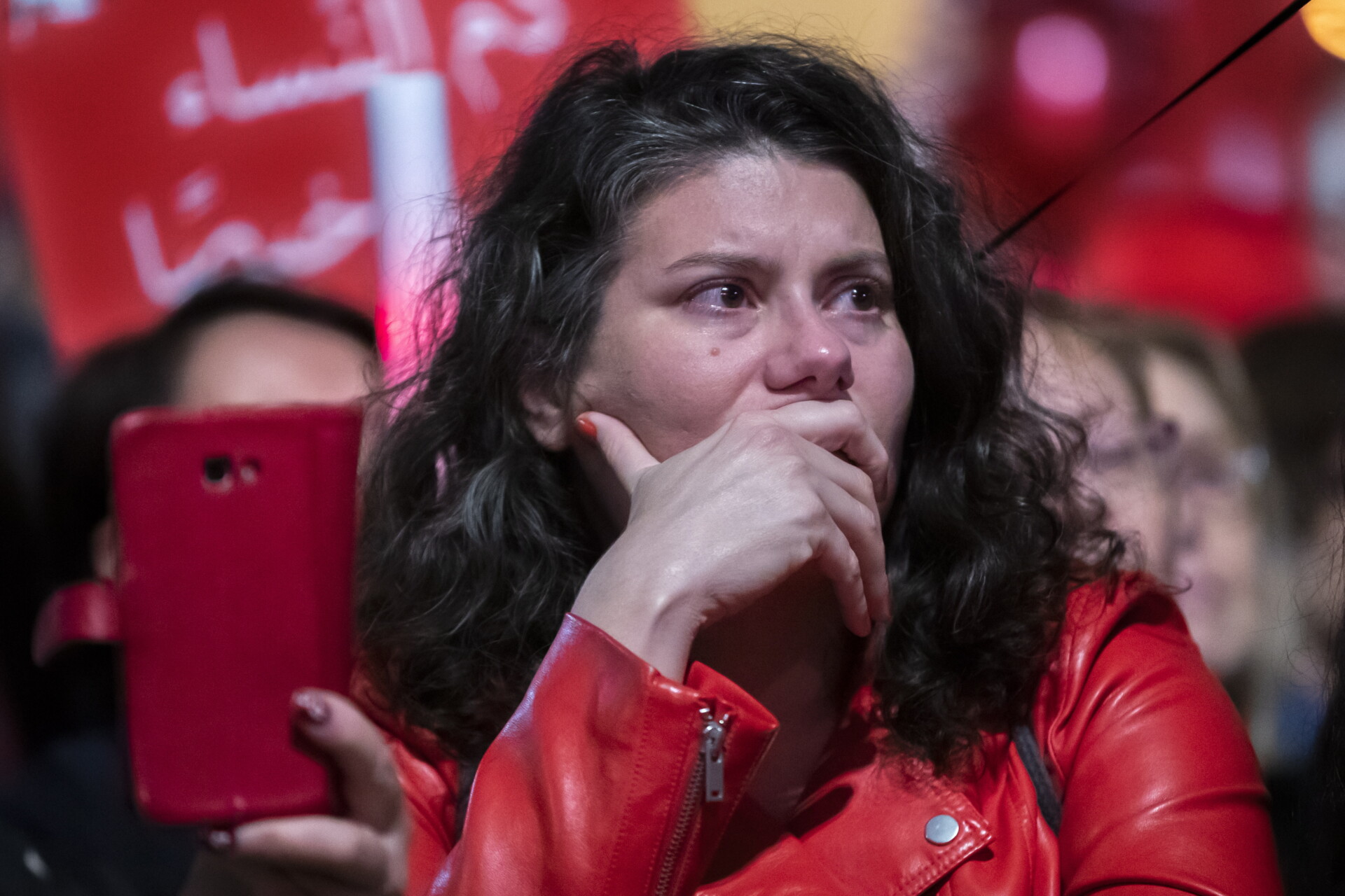 Γυναίκα διαδηλώνει στο Ισραήλ © EPA/JIM HOLLANDER