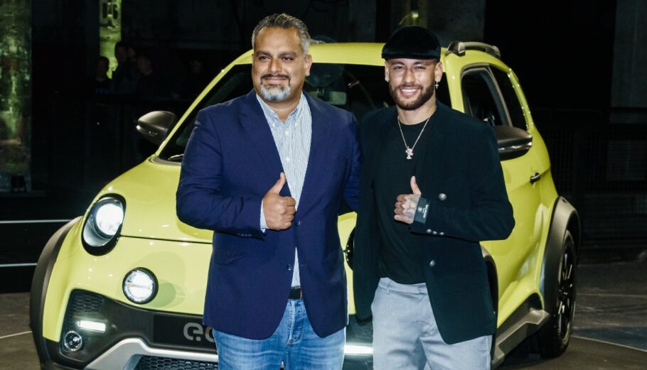 O πρόεδρος του ΔΣ της Next.e.Go Mobile, Ali Vezvaei με τον ποδοσφαιριστή Νεϊμάρ, σε παρουσίαση μοντέλου ηλεκτρικού αυτοκινήτου