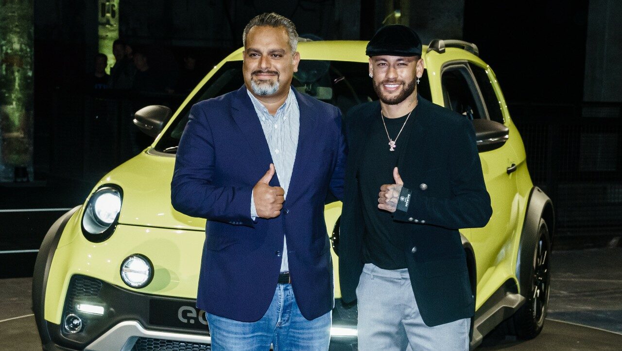 O πρόεδρος του ΔΣ της Next.e.Go Mobile, Ali Vezvaei με τον ποδοσφαιριστή Νεϊμάρ, σε παρουσίαση μοντέλου ηλεκτρικού αυτοκινήτου