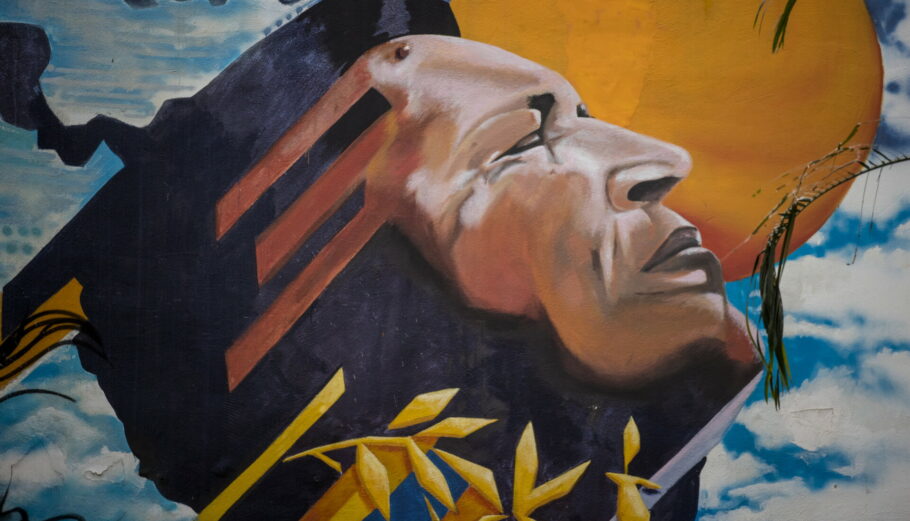 Τοιχογραφία του Ούγκο Τσάβες © EPA/MIGUEL GUTIERREZ