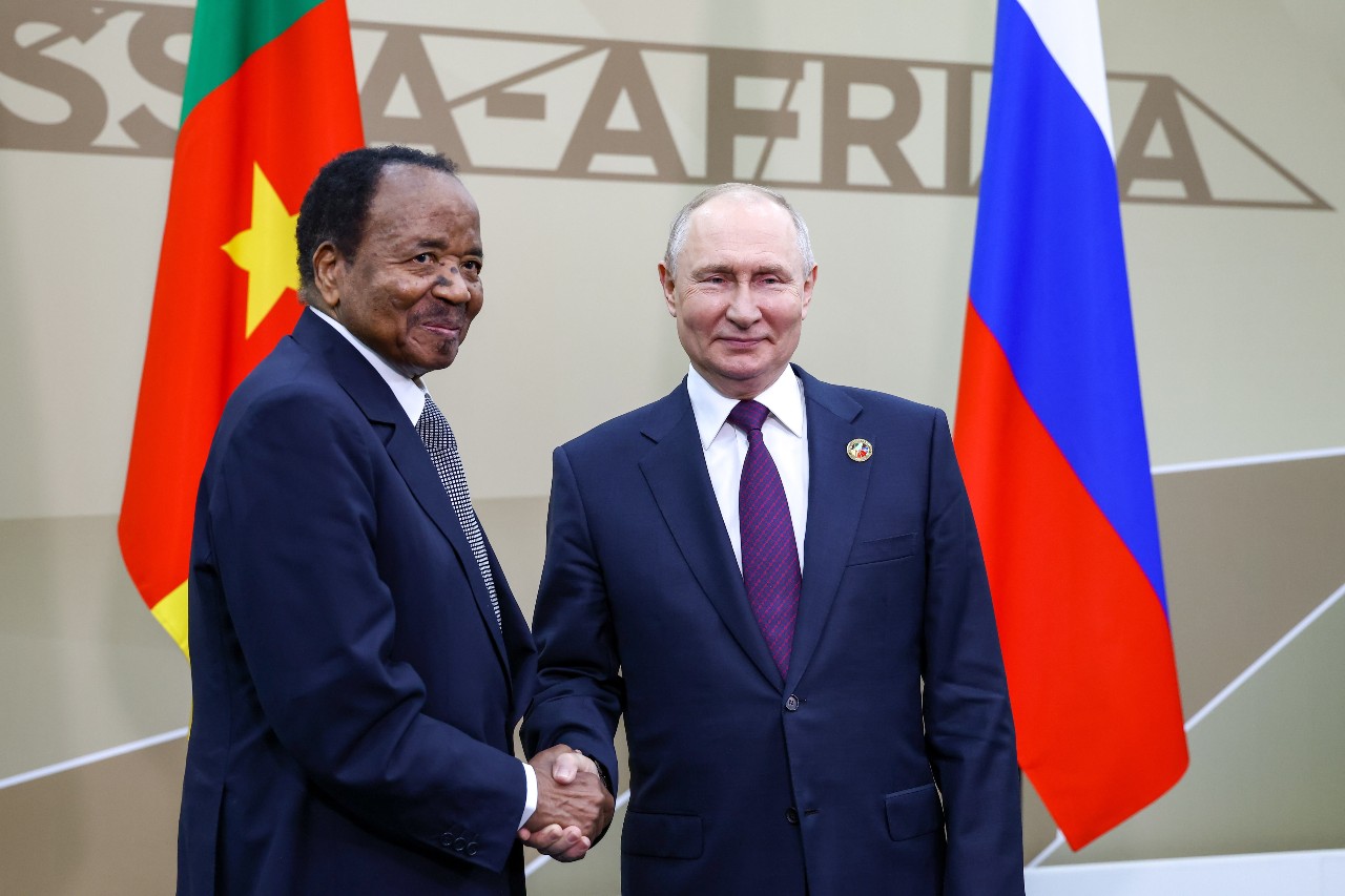 Η Ρωσοαφρικανική Σύνοδος που έγινε στη Μόσχα λίγες μέρες μετά το πραξικόπημα στο Νίγηρα. Στη φωτογραφία, ο Βλαντιμίρ Πούτιν με τον πρόεδρο του Καμερούν, Πολ Μπιγιά