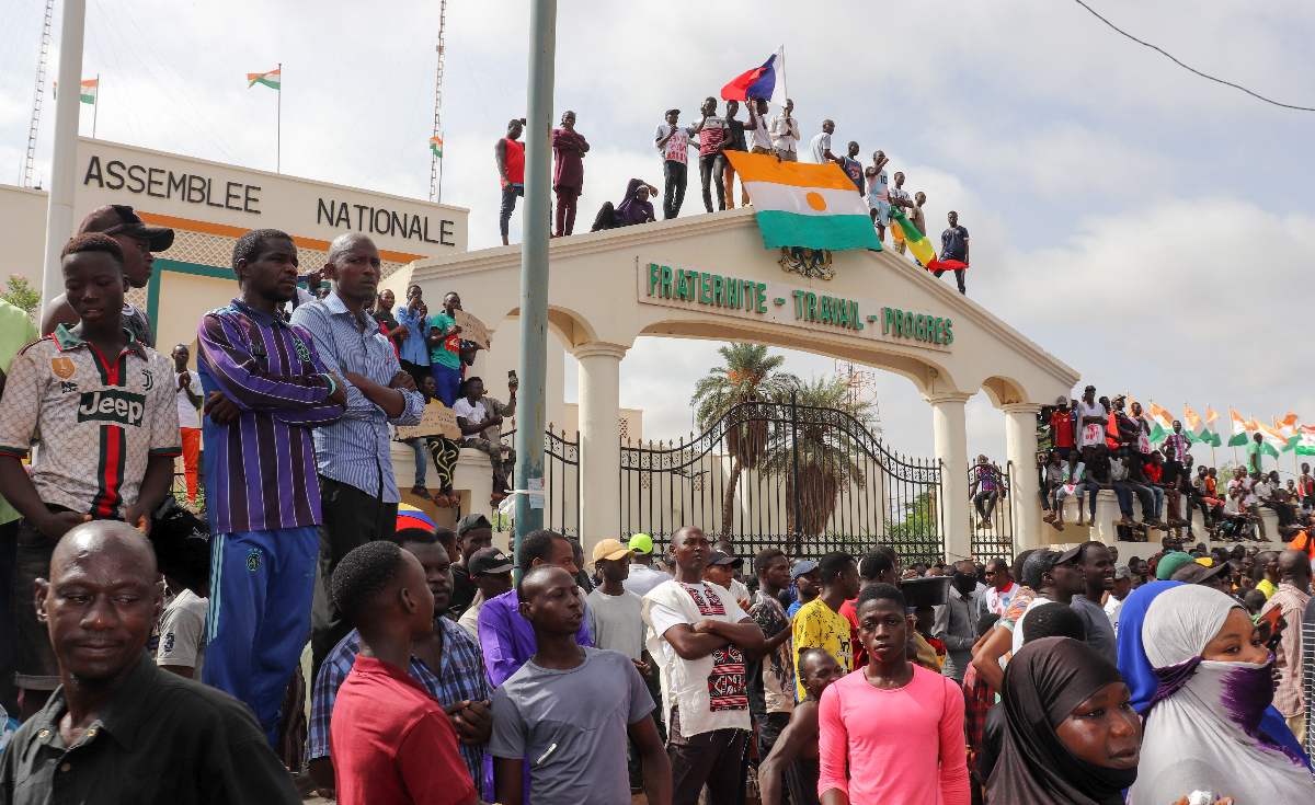 Διαδηλωτές υπέρ της χούντας στον Νίγηρα διαδηλώνουν κατά των κυρώσεων της ECOWAS © EPA/ISSIFOU DJIBO