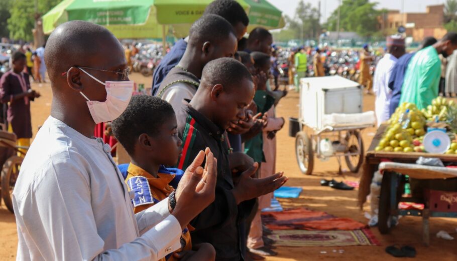 Υποστηρικτές των πραξικοπηματιών προσεύχονται για την ειρήνη σε τζαμί στο Νίγηρα