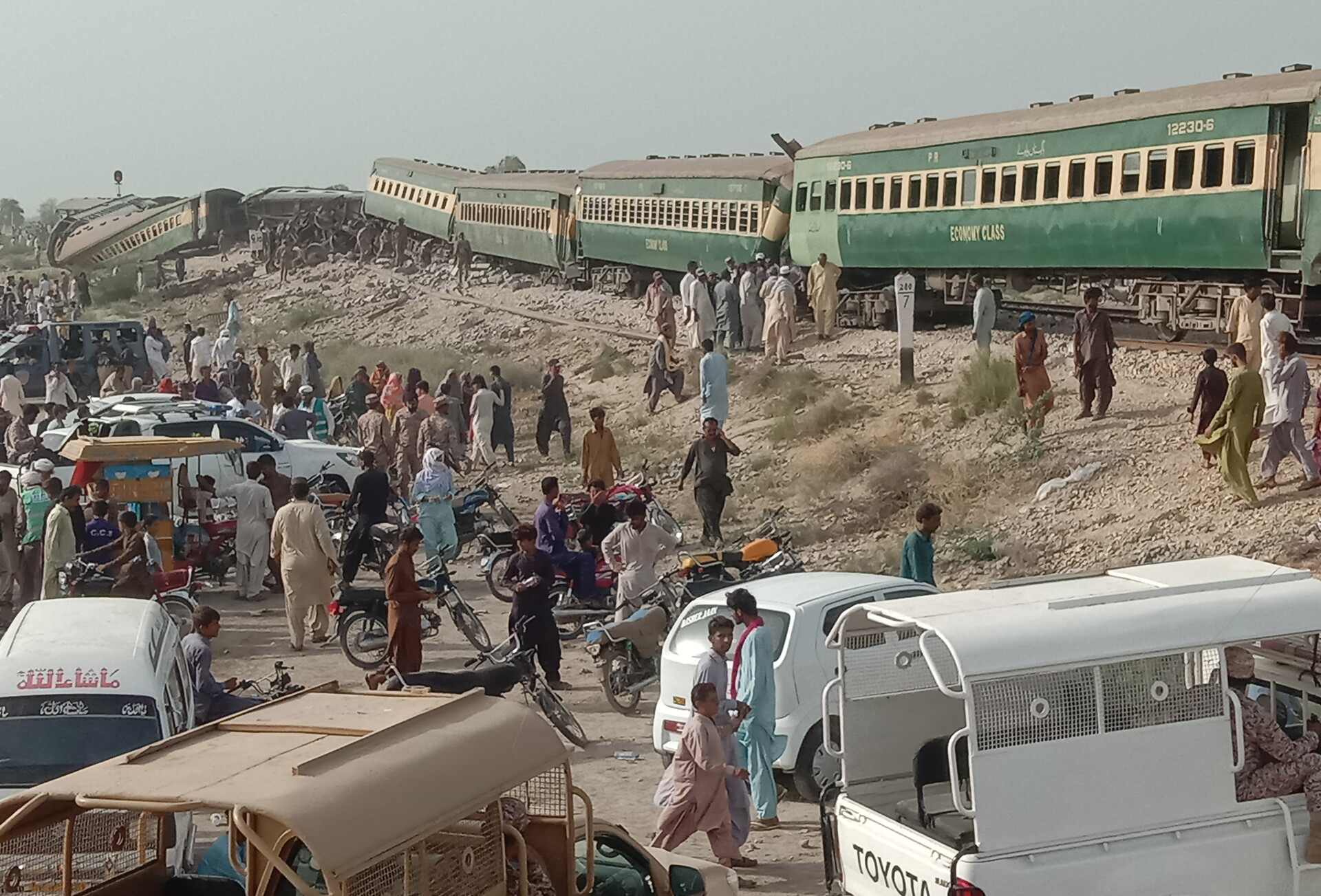 Εκτροχιασμός τρένου στο Πακιστάν © EPA/NADEEM KHAWER 24182