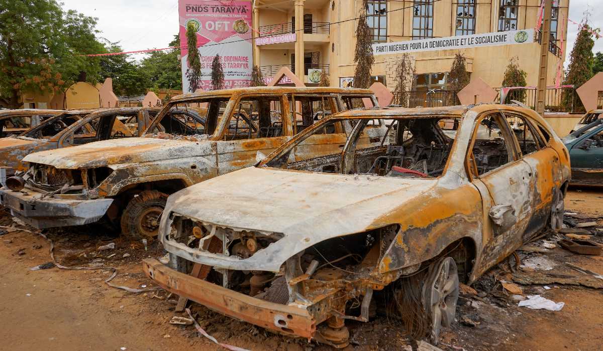 Καμένα οχήματα μπροστά από το κόμμα του του ανατραπέντος προέδρου Mohamed Bazoum, στη Νιαμέι του Νίγηρα © EPA/ISSIFOU DJIBO