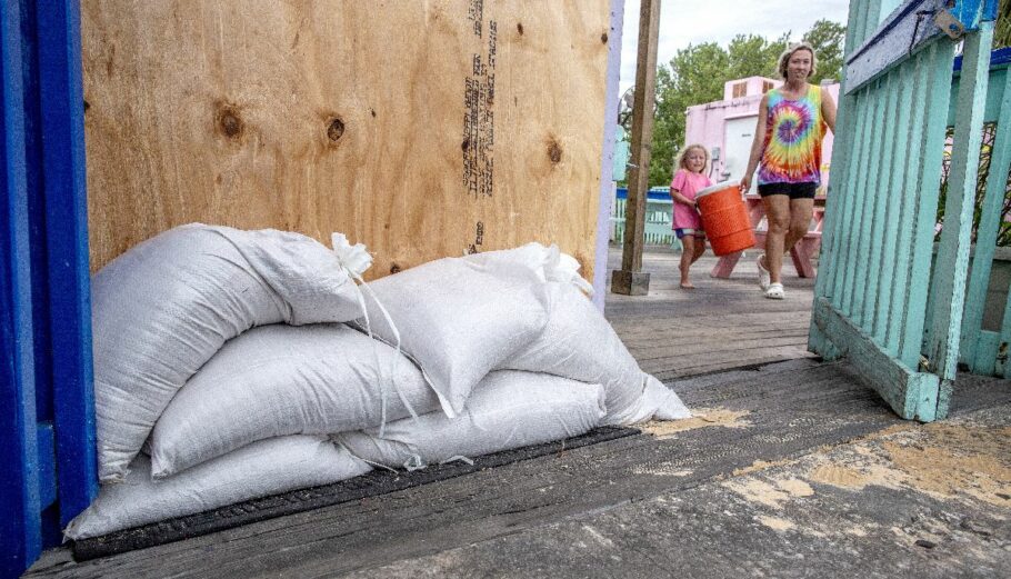 Πολίτες προετοιμάζονται για τον τυφώνα Idalia στη βορειοδυτική Φλόριντα © EPA/CRISTOBAL HERRERA-ULASHKEVICH