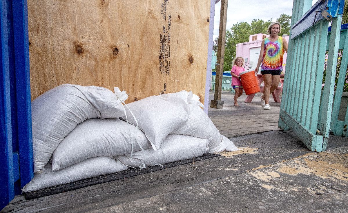 Πολίτες προετοιμάζονται για τον τυφώνα Idalia στη βορειοδυτική Φλόριντα © EPA/CRISTOBAL HERRERA-ULASHKEVICH