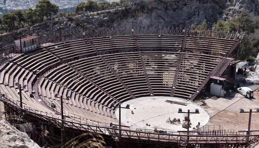 Μέσα στο νέο Θέατρο Λυκαβηττού λίγο πριν από την πρεμιέρα