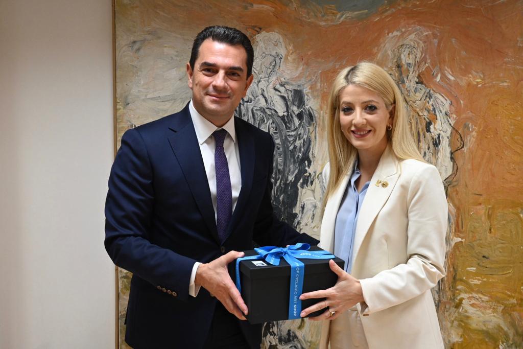 Ο Κώστας Σκρέκας και η Αννίτα Δημητρίου © Υπ. Ανάπτυξης και Επενδύσεων