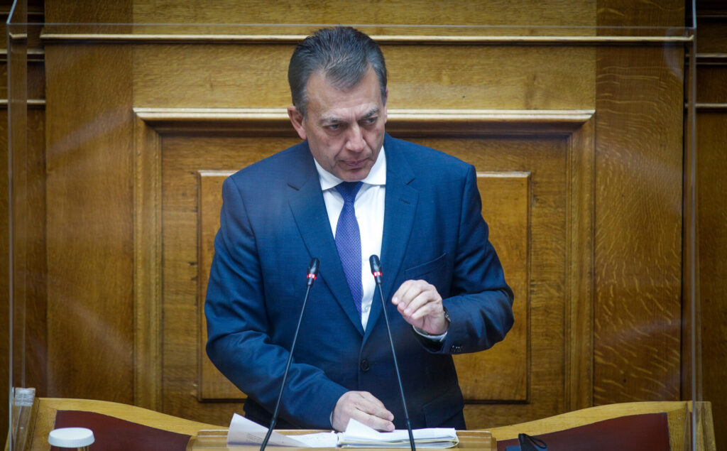 Βρούτσης: Το ξέφραγο αμπέλι γήπεδο σταματά