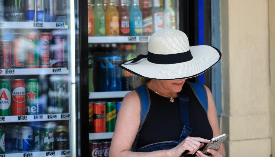Μία κυρία μπροστά σε ψυγείο με αναψυκτικά και μπύρες © Eurokinissi / ΓΙΑΝΝΗΣ ΠΑΝΑΓΟΠΟΥΛΟΣ