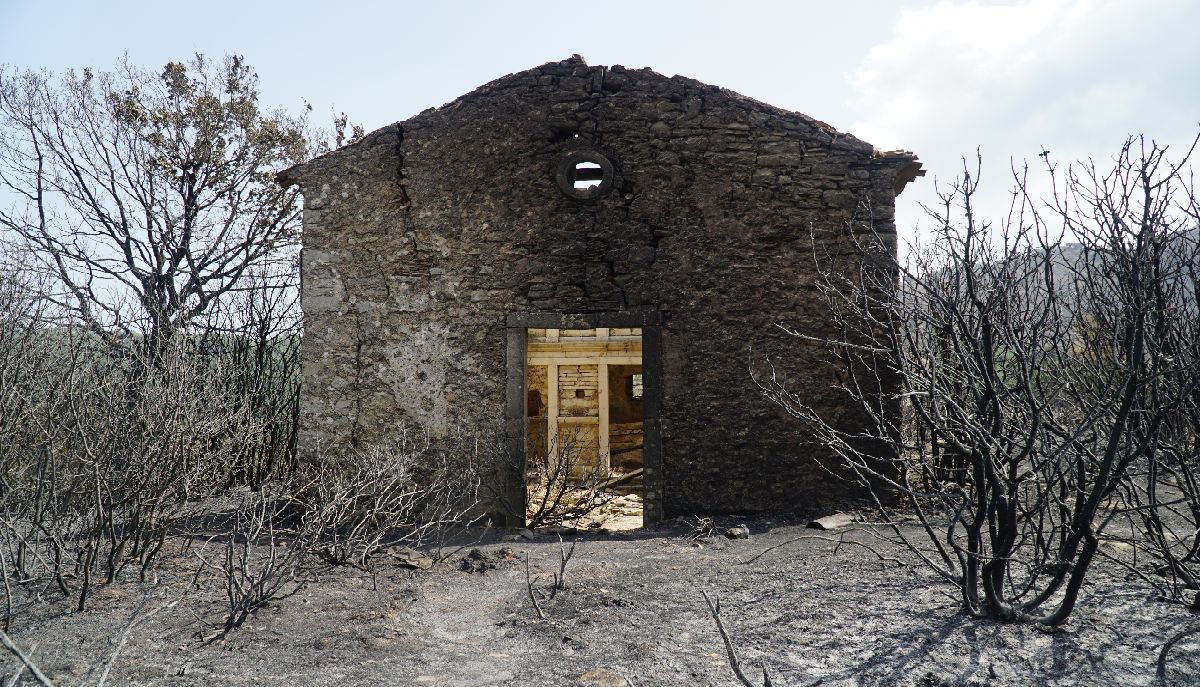 Κατεστραμμένο σπίτι από την φωτιά της στο βόρειο τμήμα της Κέρκυρας © Eurokinissi / ΓΙΩΡΓΟΣ ΚΟΝΤΑΡΙΝΗΣ
