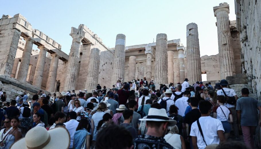 Τουρίστες στην Ακρόπολη © Eurokinissi / ΚΩΣΤΑΣ ΤΖΟΥΜΑΣ