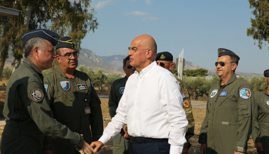 Ο υπουργός Εθνικής Άμυνας Νίκος Δένδιας, κατά την επίσκεψη του στην 355 Μοίρα Τακτικών Μεταφορών (355 ΜΤΜ) της 112 Πτέρυγας Μάχης στην Ελευσίνα © Υπ. Εθνικής Άμυνας