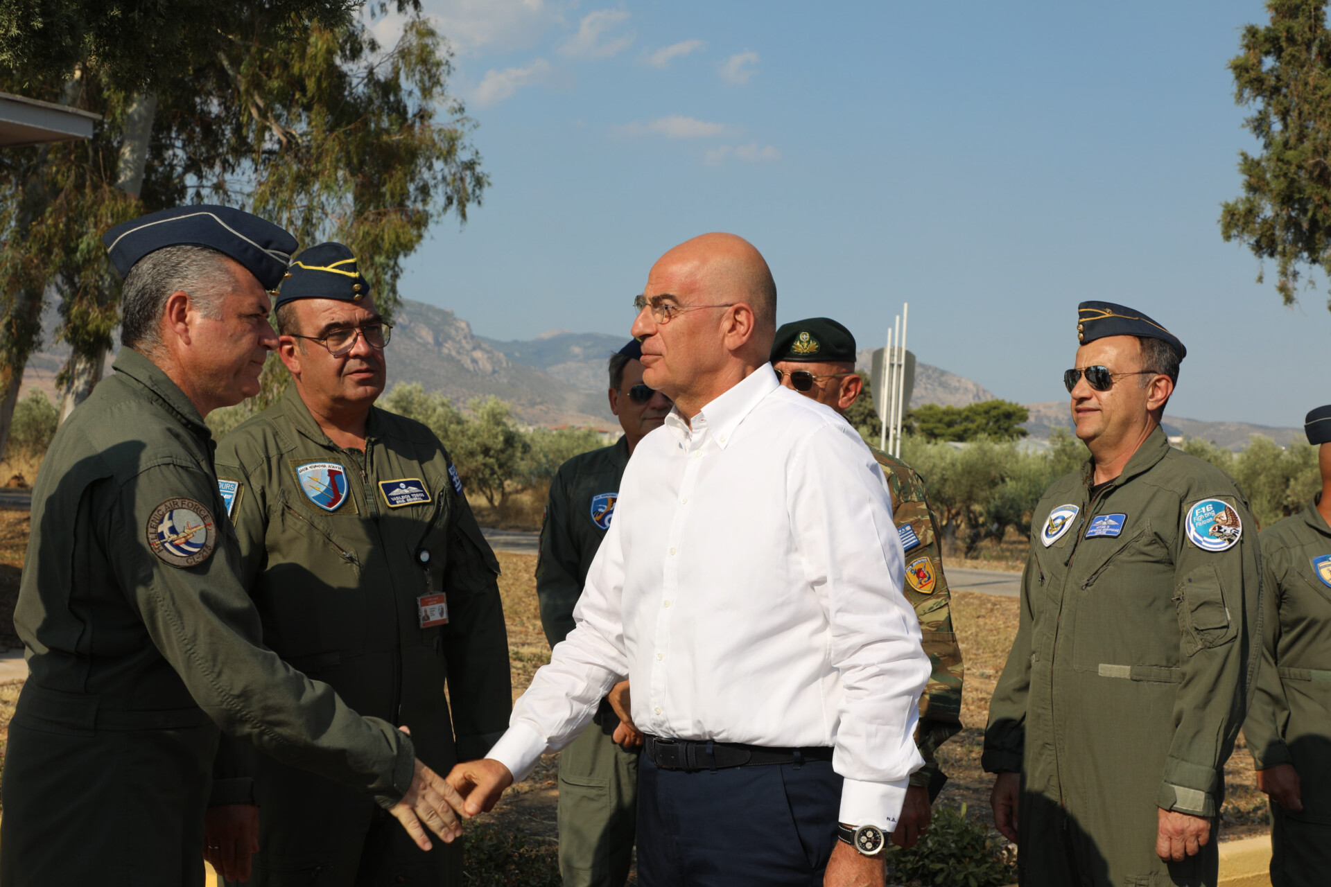 Ο υπουργός Εθνικής Άμυνας Νίκος Δένδιας, κατά την επίσκεψη του στην 355 Μοίρα Τακτικών Μεταφορών (355 ΜΤΜ) της 112 Πτέρυγας Μάχης στην Ελευσίνα © Υπ. Εθνικής Άμυνας