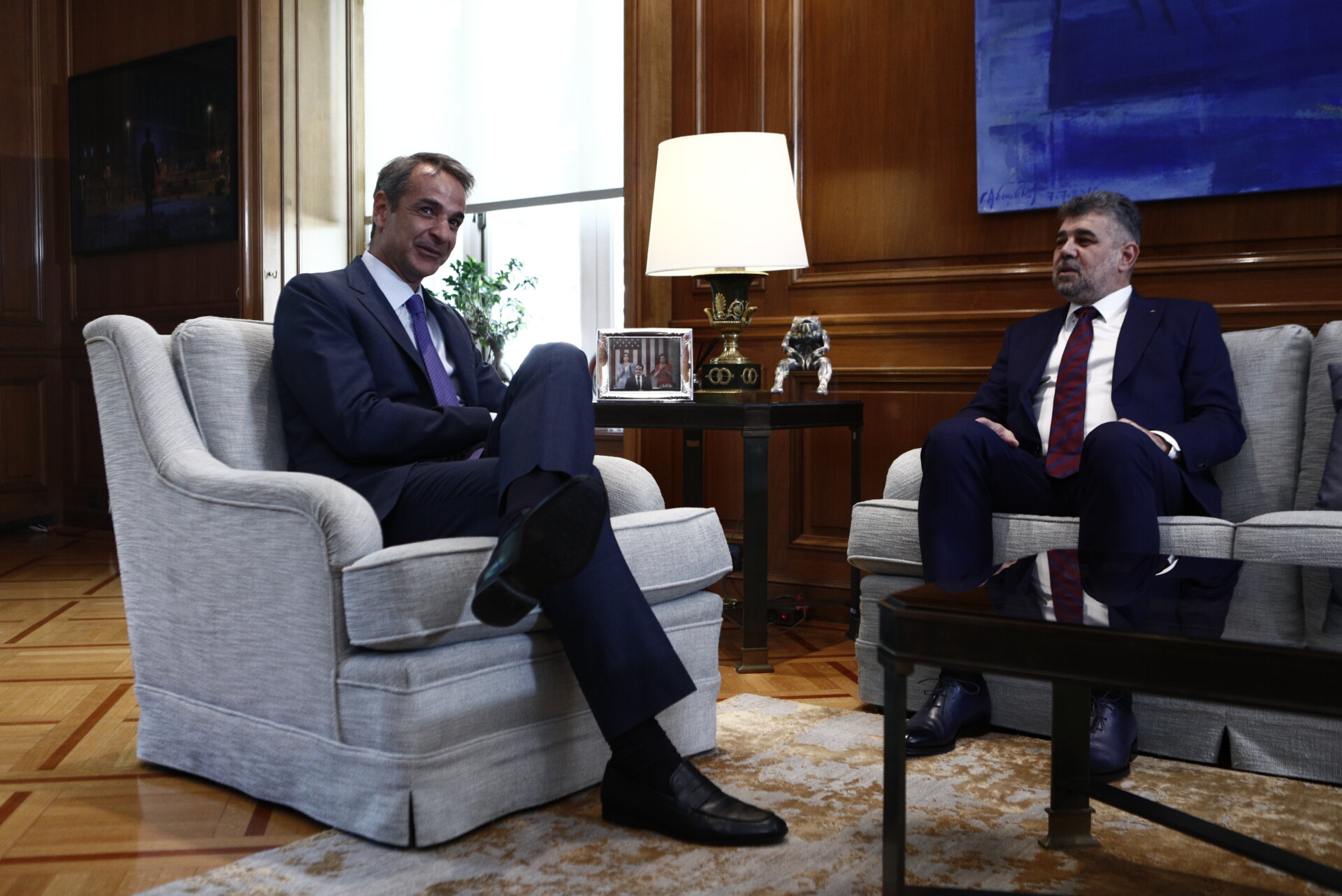 Συνάντηση Κ. Μητσοτάκη με τον πρωθυπουργό της Ρουμανίας © Eurokinissi
