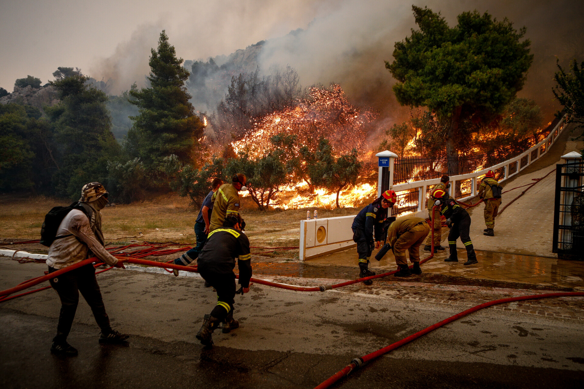 Πυρκαγιά στην Φυλή κοντά στην Ι.Μονή Κλειστών στου πρόποδες της Πάρνηθας © Eurokinissi