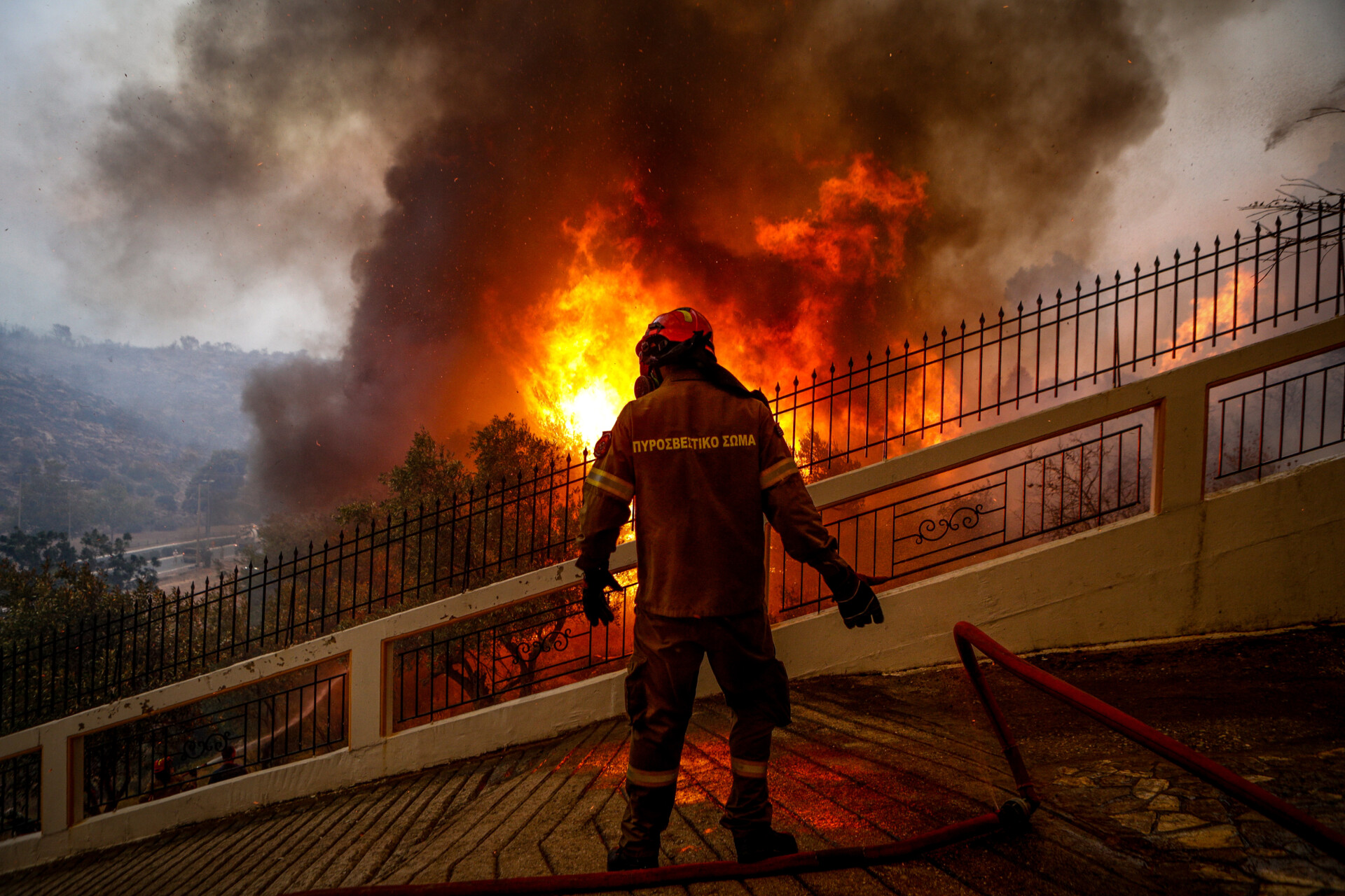 Πυρκαγιά στην Φυλή κοντά στην Ι.Μονή Κλειστών στου πρόποδες της Πάρνηθας © Eurokinissi