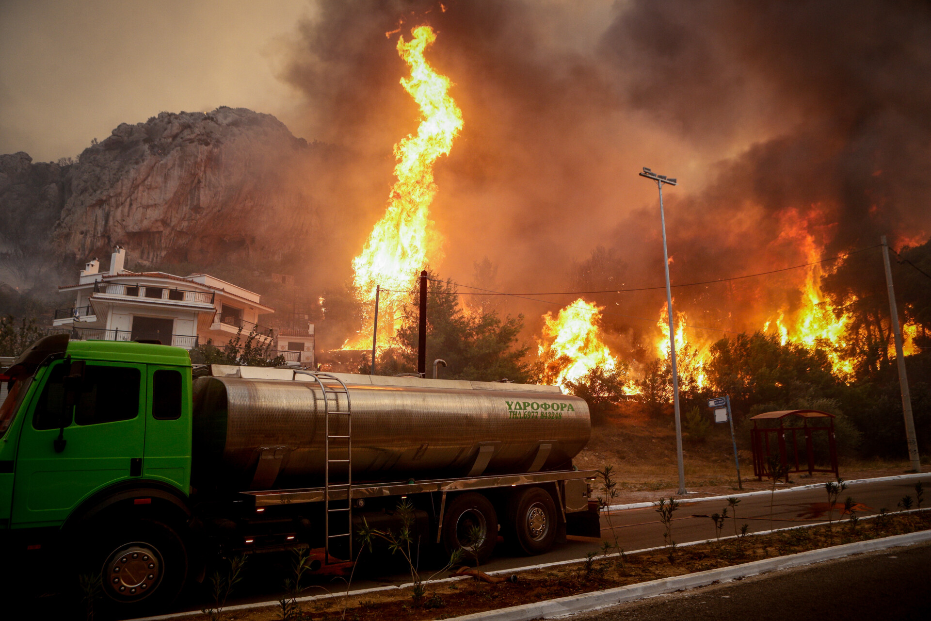 Πυρκαγιά στην Φυλή κοντά στην Ι.Μονή Κλειστών στου πρόποδες της Πάρνηθας © Eurokinissi