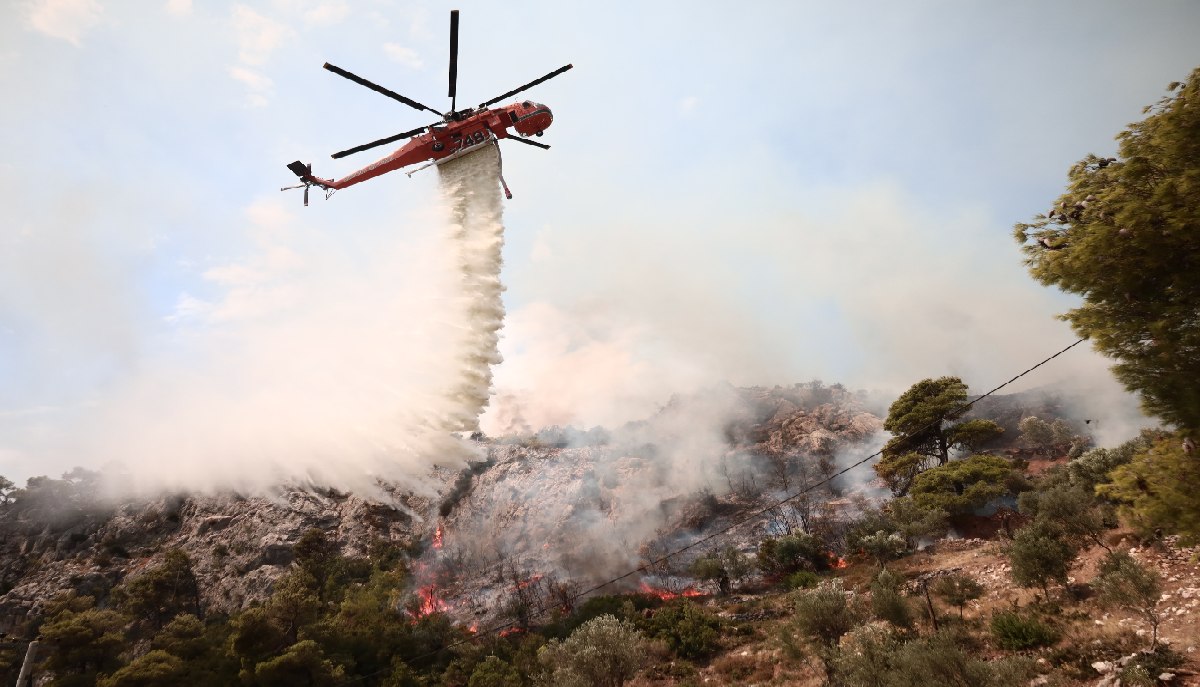 Ελικόπτερο της Πυροσβεστικής στη μάχη κατάσβεσης στην Φυλή © Eurokinissi / ΚΩΣΤΑΣ ΤΖΟΥΜΑΣ