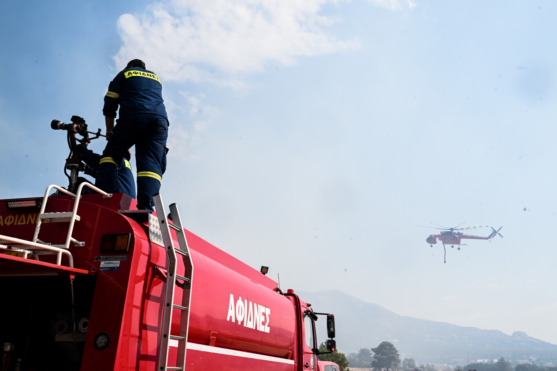 Πύρινος εφιάλτης στην Πάρνηθα: Μάχη να μη φτάσει στο καζίνο