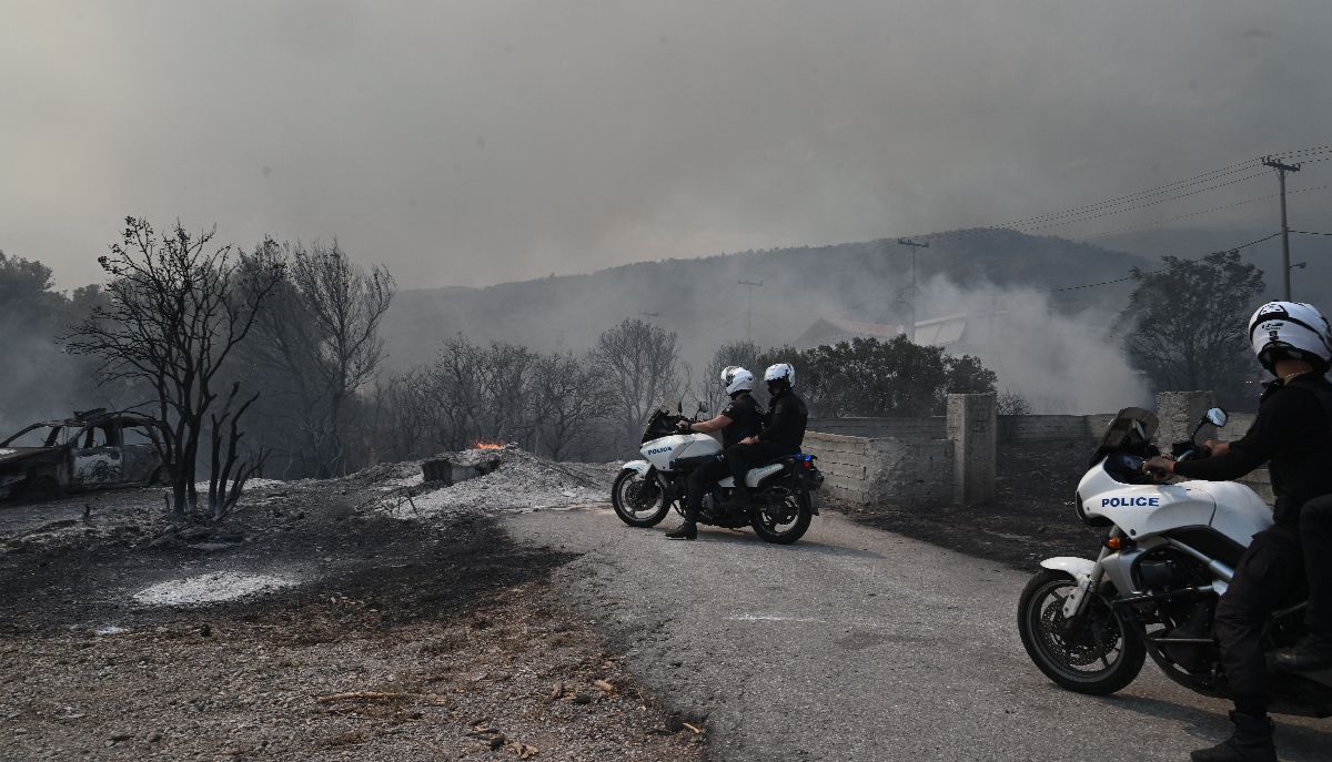 Αστυνομικοί στα καμένα στην Πάρνηθα © Eurokinissi / ΤΑΤΙΑΝΑ ΜΠΟΛΑΡΗ