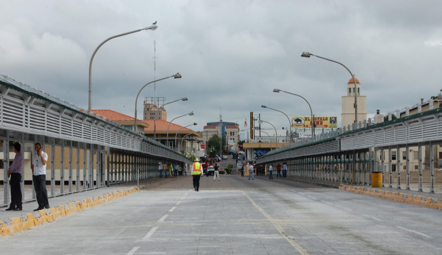 Η διασυνοριακή γέφυρα στην πόλη Λαρέδο του Τέξας που συνδέει ΗΠΑ με Μεξικό © EPA/STR
