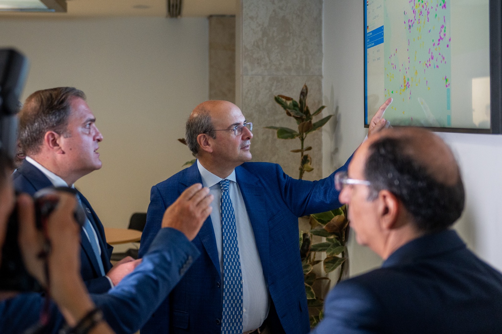 Ο υπουργός Οικονομικών, Κωστής Χατζηδάκης κατά τη διάρκεια της επίσκεψης του © ΔΤ