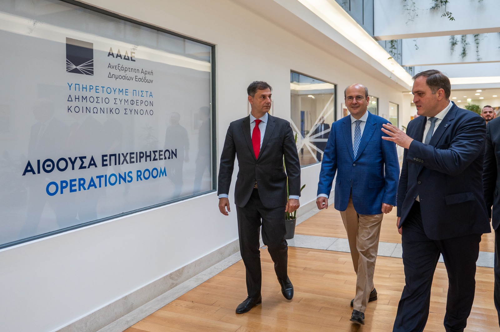 Ο Κωστής Χατζηδάκης κατά τη διάρκεια της επίσκεψης του στην Αίθουσα Επιχειρήσεων με τον υφυπουργό, Χάρη Θεοχάρη, και τον Διοικητή της ΑΑΔΕ, Γιώργο Πιτσιλή © ΔΤ
