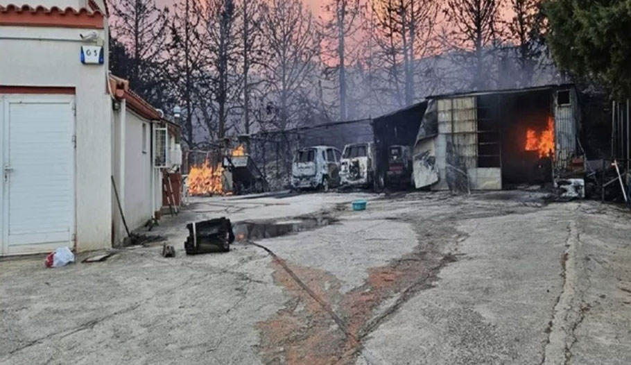 Καταστροφές σε σπίτια από τη φωτιά στην Αλεξανδρούπολη © evros-news.gr
