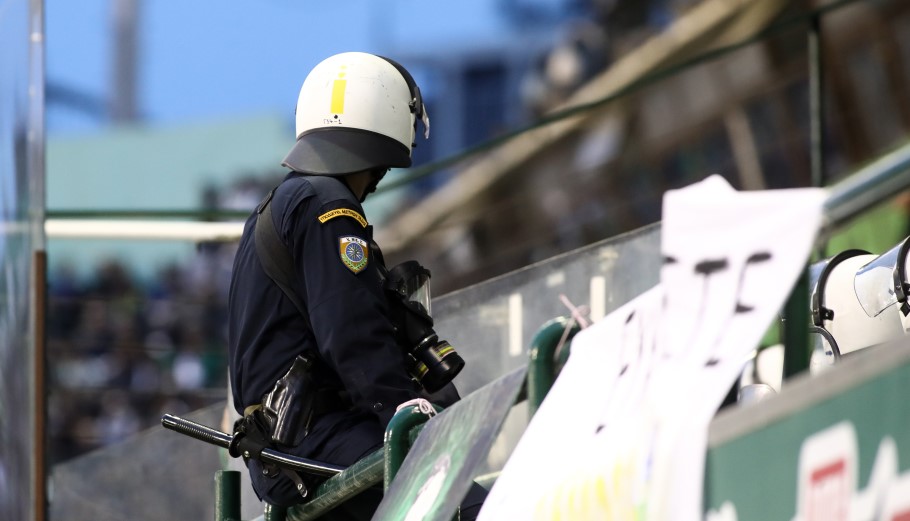 Αστυνομικός σε γήπεδο ποδοσφαίρου © EUROKINISSI/ΘΑΝΑΣΗΣ ΔΗΜΟΠΟΥΛΟΣ