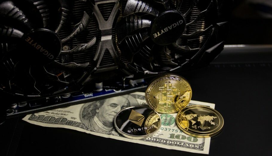 Bitcoin και δολάριο © Pixabay