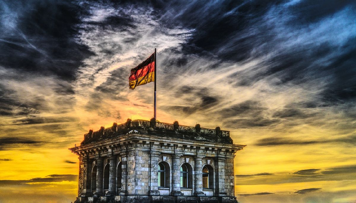 H γερμανική Bundestag με μαύρα σύννεφα © Pixabay