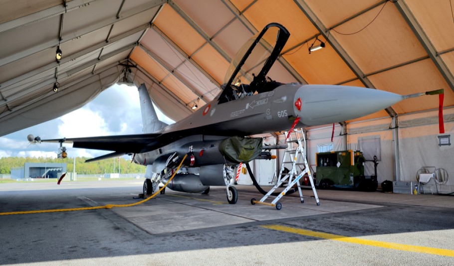 Μαχητικό F-16 της Πολεμικής Αεροπορίας της Δανίας © EPA/HANNIBAL HANSCHKE