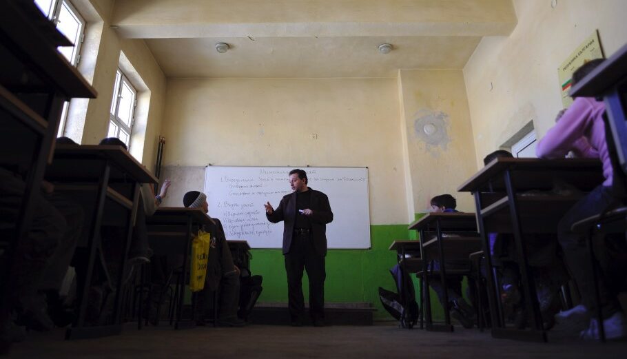 Εκπαιδευτικός σε σχολική αίθουσα στη Βουλγαρία © EPA/VASSIL DONEV